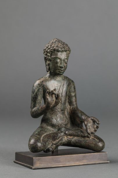 null Buddha assis en virasana les deux mains prêchant la doctrine en virtakamudra,...