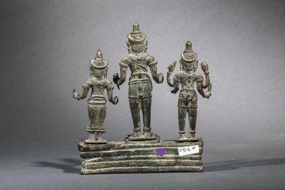 null Trilogie illustrant Vishnu, Uma et Shiva sur un socle quadrangulaire, vêtu de...