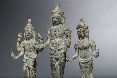 null Trilogie illustrant Vishnu, Uma et Shiva sur un socle quadrangulaire, vêtu de...