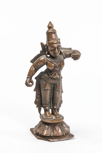 null Vishnu debout sur un tertre lotiforme coiffé d'une haute taire mukuta. Bronze....