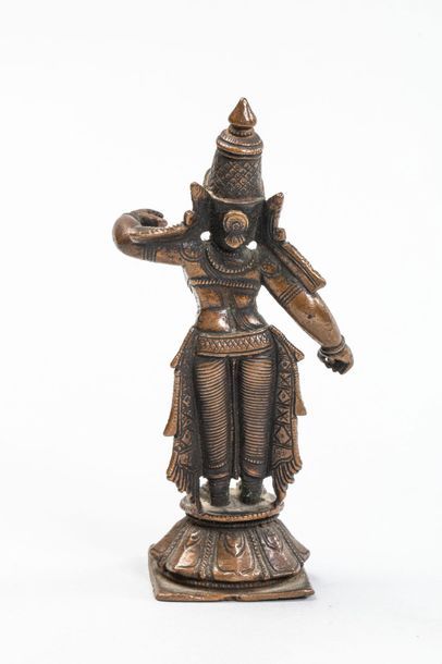 null Vishnu debout sur un tertre lotiforme coiffé d'une haute taire mukuta. Bronze....