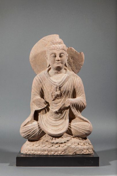 null Boddhisattva Maïtreya assis en méditation sur un socle lotiforme à double rangées...