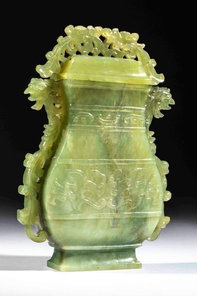 null Vase archaïsant couvert ciselé en ajours de dragons stylisés et en relief de...