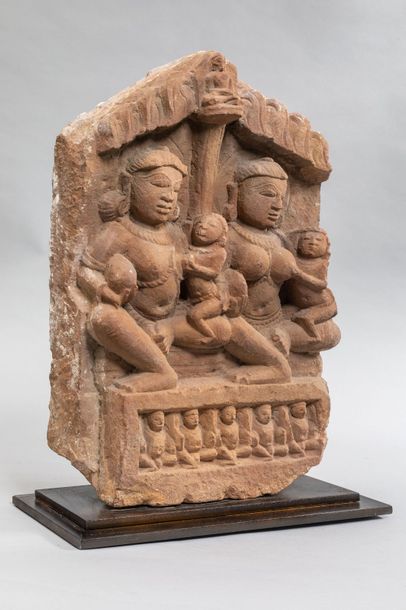 null Stèle illustrant un couple divin assis en lalitasana tenant leur deux enfants...