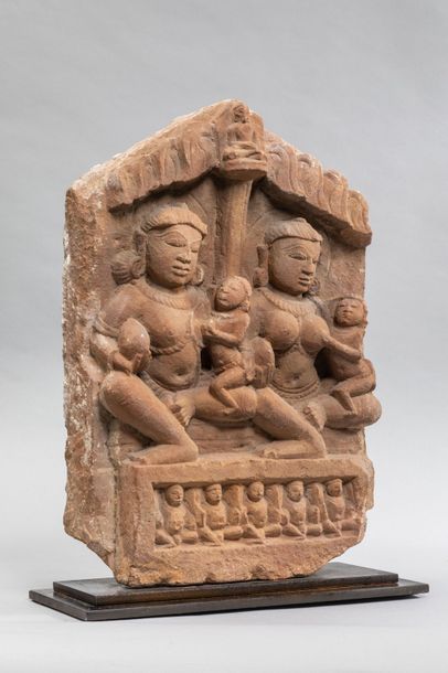 null Stèle illustrant un couple divin assis en lalitasana tenant leur deux enfants...