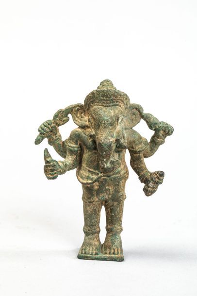 null Ganesh debout sous une forme à quatre bras tenant les attributs tantriques....