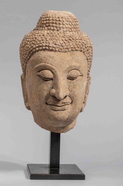 null Tête de Buddha à l'expression sereine le sourire emprunt de béatitude, la coiffure...