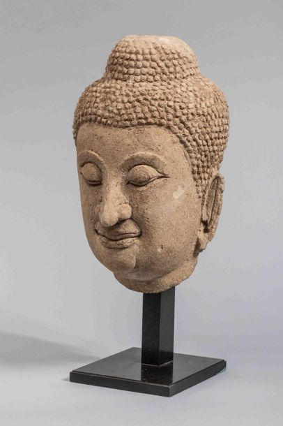 null Tête de Buddha à l'expression sereine le sourire emprunt de béatitude, la coiffure...