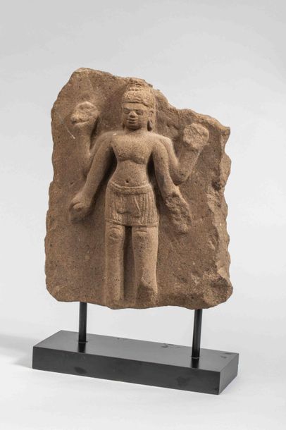 null Haut relief de sanctuaire illustré d'un Shiva debout à quatre bras vêtu d'un...