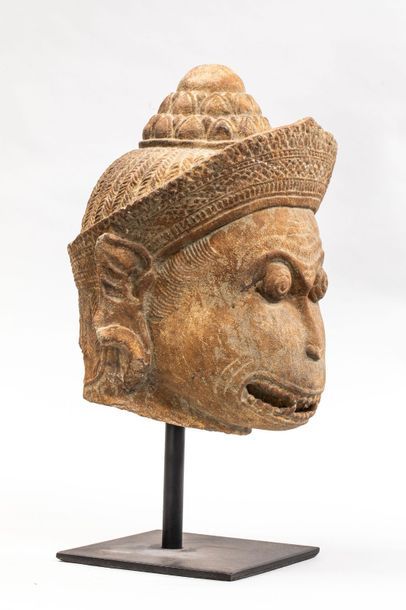 null Tête d'Hanuman coiffée d'un chignon lotiforme surmontant une coiffure tressée...