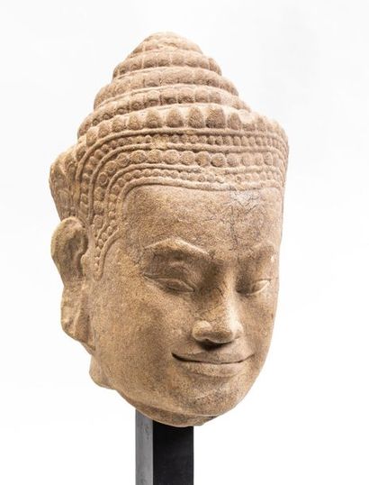 null Tête de Buddha à l'expression sereine le sourire de béatitude typique Khmer...