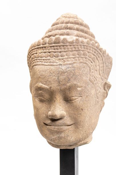 null Tête de Buddha à l'expression sereine le sourire de béatitude typique Khmer...