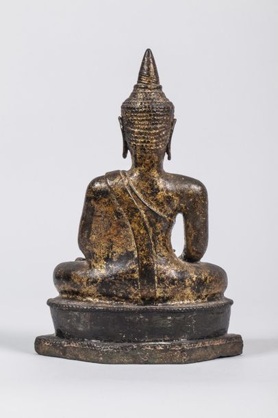 null Buddha Maravijaya assis en virasana et bumishparshamudra coiffé d'un haut rsmi....