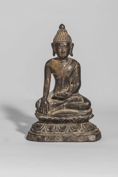 null Buddha Maravijaya assis sur un socle lotiforme coiffé de l'ushnisha et d'un...