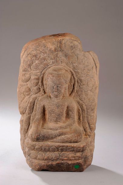 null Stèle illustrant le Buddha Maravijaya (vainqueur des assauts de Mara) assis...