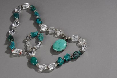 null Collier recomposé selon la tradition de perles de turquoises, cristal de roche...