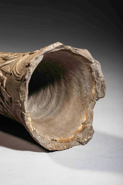 null Rare fragment de vase Chandraketugarh de forme cylindrique évasé à la base,...