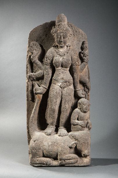 null Stèle illustrant Mahishasura- Mardini forme de Durga terrassant le démon buffle,...