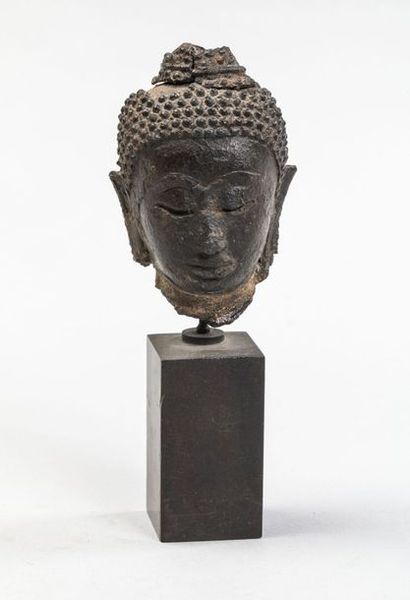 null Deux petites têtes de Buddha l'une à patine brune du Royaume de Sukhothai très...