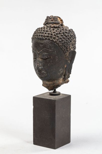 null Deux petites têtes de Buddha l'une à patine brune du Royaume de Sukhothai très...