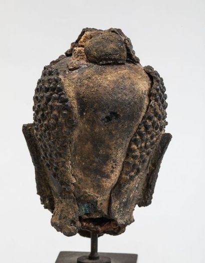 null Deux petites têtes de Buddha l'une à patine brune du Royaume de Sukhothai très...