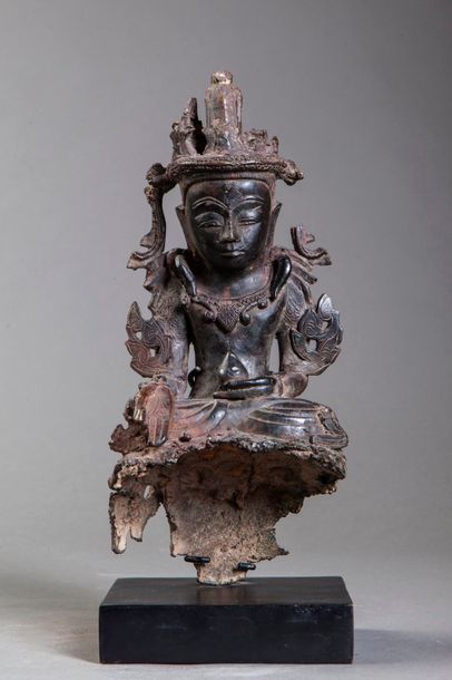 null Bouddha Amitayus paré assis en dhyanasana tenant dans sa main gauche en offrande...