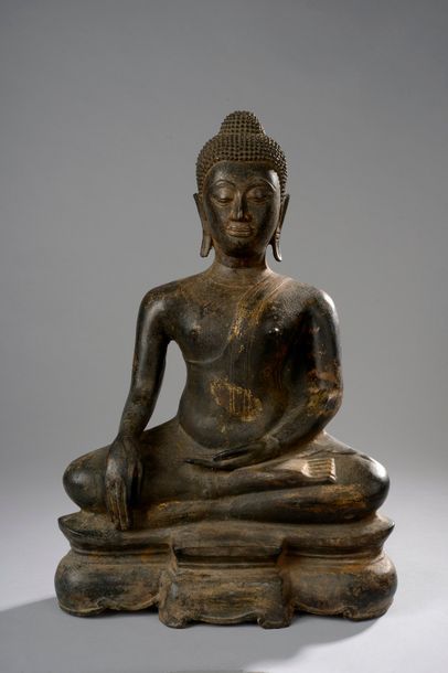 null Buddha Maravijaya assis sur un socle à piètement chantourné en dhyanasana, la...