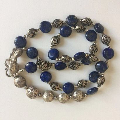 null Collier recomposé selon la tradition de perles de lapis lazuli et métal argenté....