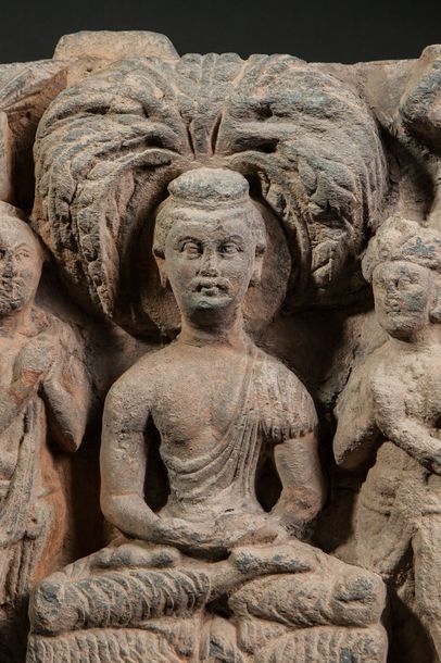 null Frise de sanctuaire illustrant le Buddha Maïtreya assis en méditation vêtue...