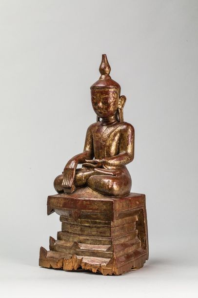 null Buddha Maravijaya assis sur un haut tertre étagé le visage à l'expression sereine...