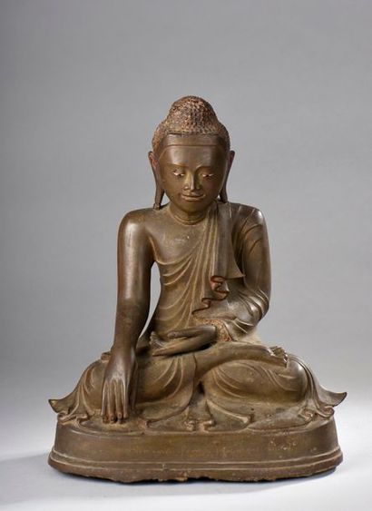 null Buddha Maravijaya assis en dhyanasana vêtu d'une robe monastique plissée touchant...