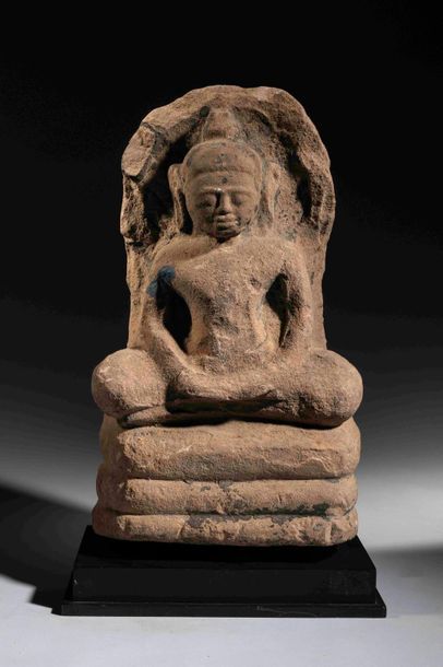 null Bouddha Mucilinda assis sur le corps du naga à trois spires protégé par son...