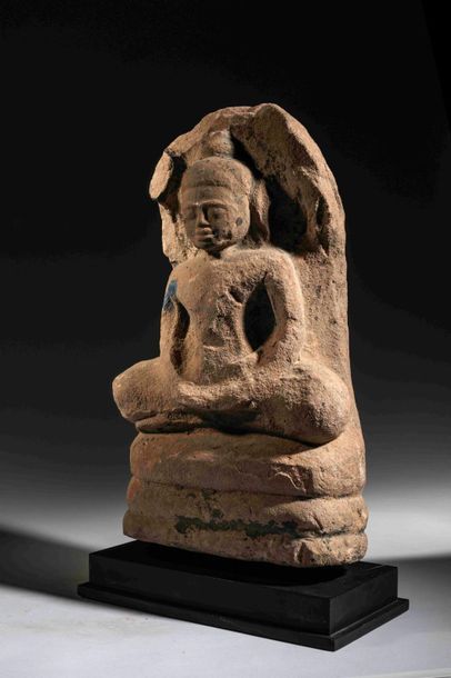 null Bouddha Mucilinda assis sur le corps du naga à trois spires protégé par son...