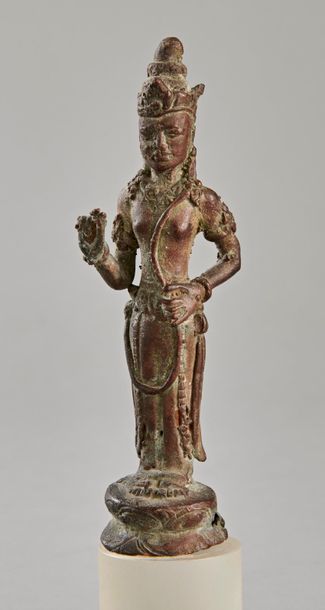 null Prajnaparamita debout sur un socle lotiforme coiffé d'un diadème et d'un haut...