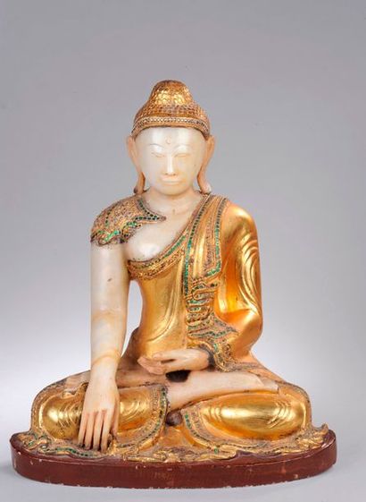 null Buddha Maravijaya assis en dhyanasana, la main droite en bumishparsha mudra,...
