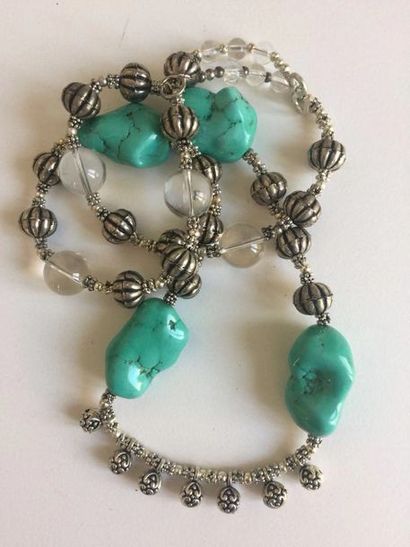 null Collier recomposé selon la tradition de perles de turquoises et métal argenté....