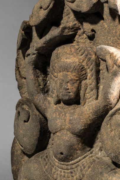 null Haut relief de sanctuaire illustrant un gandharva dansant dans des rinceaux...