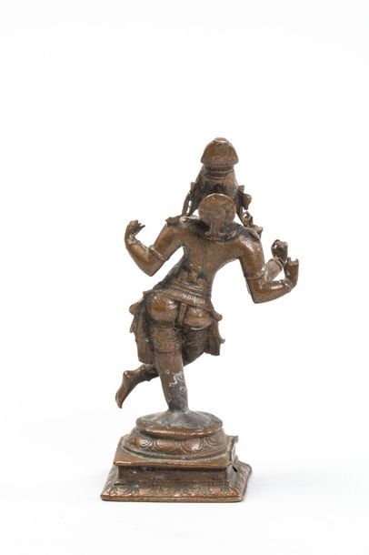 null Venugopala krishna, debout sur un piédestal, sous une forme à quatre bras faisant...