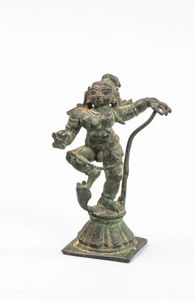 null Balakrishna debout sur un piédestal lotiforme foulant du pied le serpent Kaliya,...