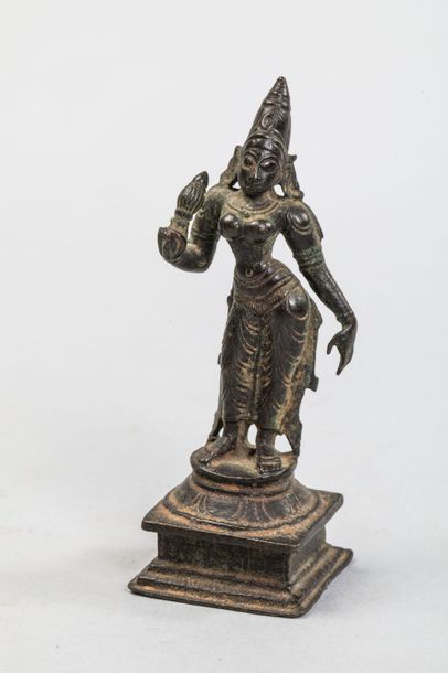 null Lakshmi debout en tribangha sur un haut socle lotiforme, coiffée d'une haute...