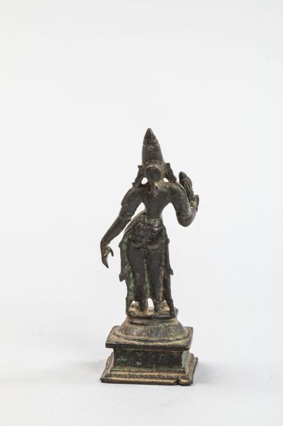 null Lakshmi debout en tribangha sur un haut socle lotiforme, coiffée d'une haute...