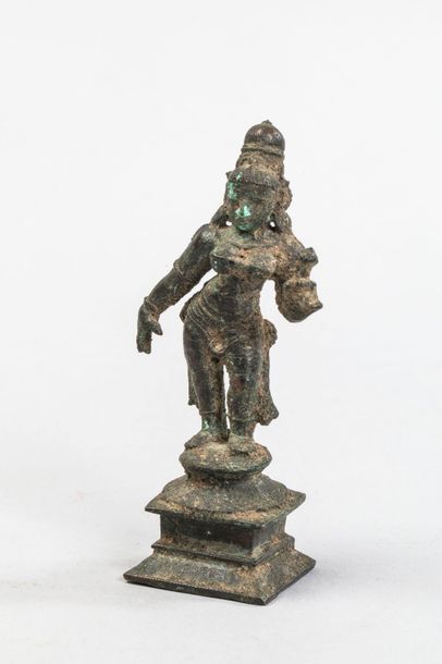 null Shri Devi,figurée debout sur un piédestal lotiforme figurée debout en tribanga,...