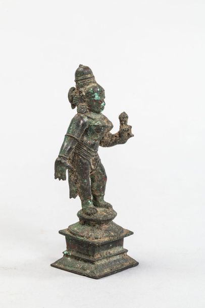 null Shri Devi,figurée debout sur un piédestal lotiforme figurée debout en tribanga,...