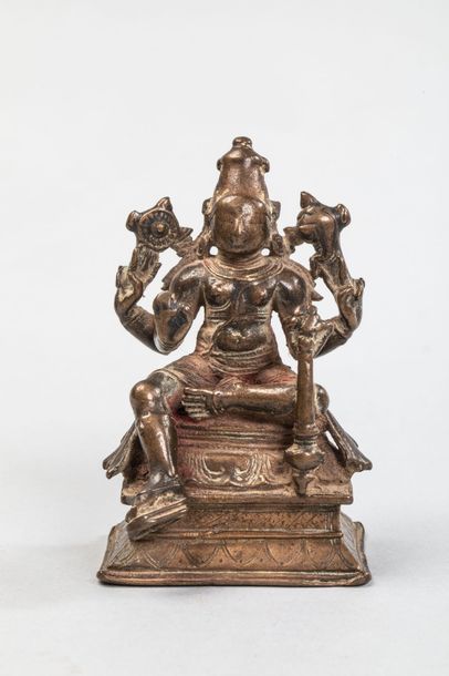 null Vishnu coiffé d'une tiare mukuta, paré de joyaux assis en lalitasana sur un...