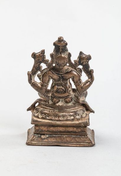 null Vishnu coiffé d'une tiare mukuta, paré de joyaux assis en lalitasana sur un...