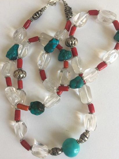 null Collier recomposé selon la tradition de perles de turquoises, pate de verre...
