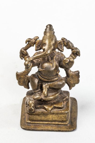 null Ganesh assis en lalitasana sous une forme à quatre bras tenant les attributs...