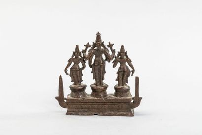 null Trilogie hindouiste illustrant Vishnu en posture hiératique et ses deux parèdres...