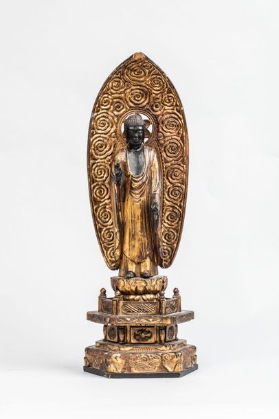 null Buddha Amida debout sur un haut tertre vêtu de la robe monastique et auréolé...