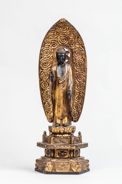 null Buddha Amida debout sur un haut tertre vêtu de la robe monastique et auréolé...